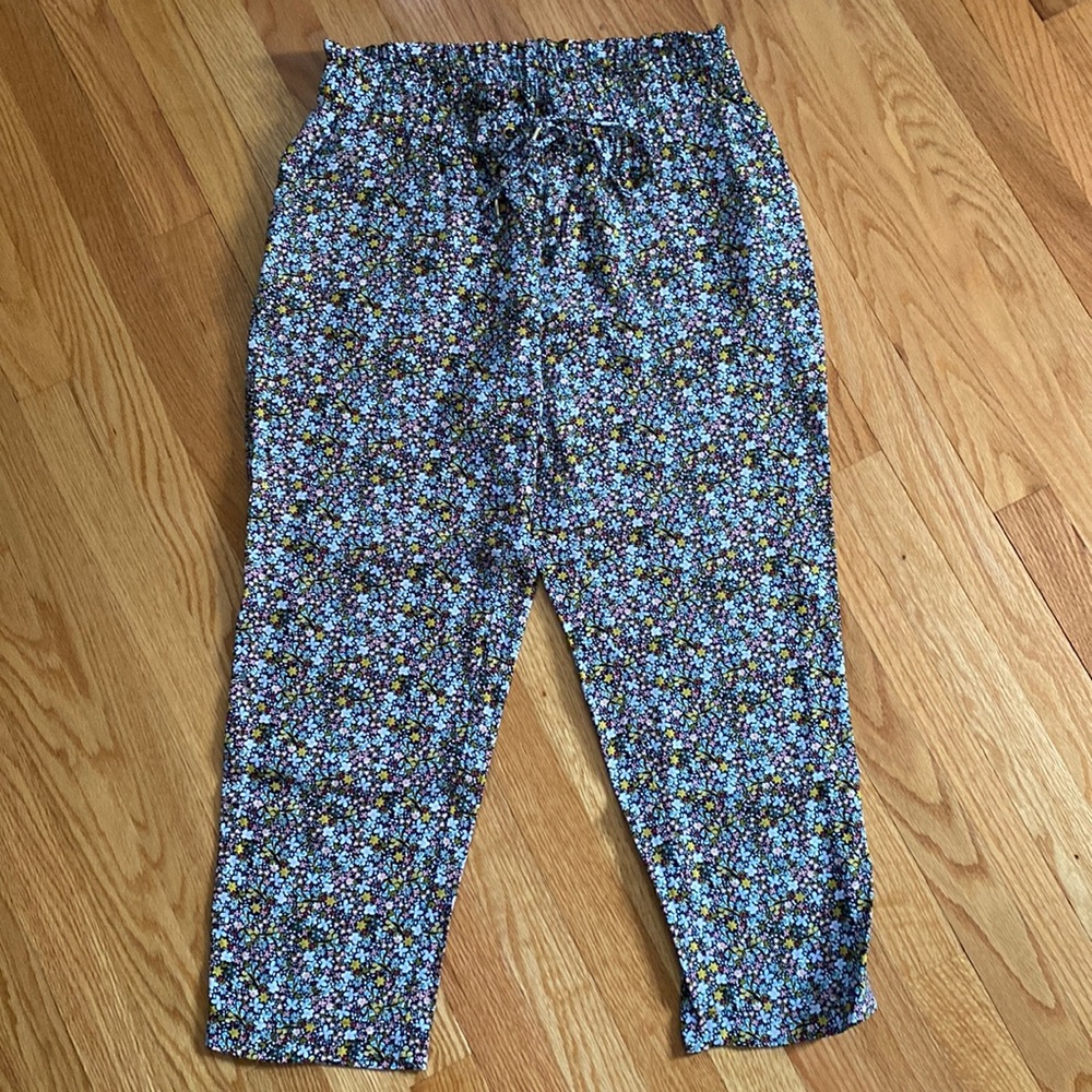 LOFT petite fluid, crop pants with functional pockets and drawstring.